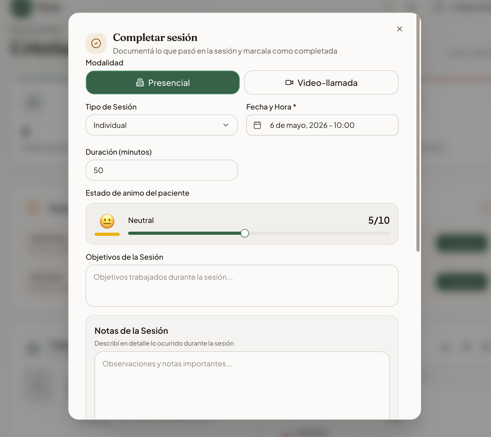 Formulario "Completar sesión" con modalidad, tipo, fecha, duración, control de estado de ánimo 5/10 con emoji neutral, y campos para objetivos y notas de la sesión